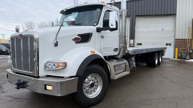 2026 PETERBILT 567 WITH 40TB CARRIER - photo 2 of 6